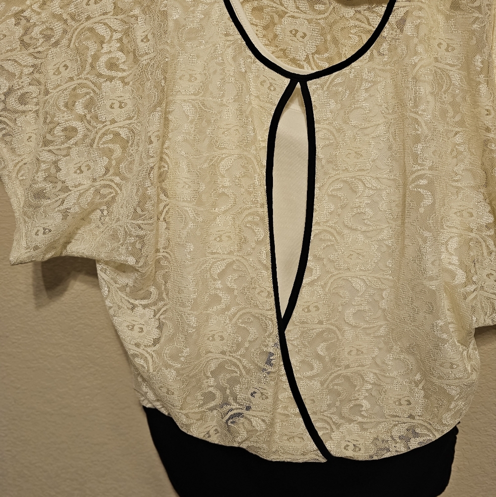 blouse - Picture 5 of 6